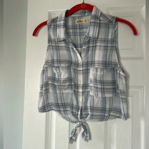 Hollister sleeveless button & tie front top - Picture 3 of 8